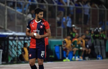 El delantero número 10 de Cerro Porteño, Cecilio Domínguez, abandona el campo tras ser expulsado durante el partido de fútbol de la fase de grupos de la Copa Libertadores entre el Sporting Cristal de Perú y el Cerro Porteño de Paraguay.