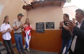 Para la foto: el día de la inauguración de la terapia neonatal en Villarrica estuvieron presentes el presidente Santiago Peña, la primera dama, Leticia Ocampos, y la ministra de Salud, María Teresa Barán.