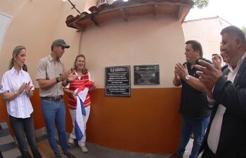 Para la foto: el día de la inauguración de la terapia neonatal en Villarrica estuvieron presentes el presidente Santiago Peña, la primera dama, Leticia Ocampos, y la ministra de Salud, María Teresa Barán.