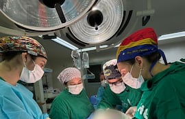 Médicos extirpan de un bebé un tumor de gran tamaño que comprometía la cara, el cuello y el tórax de la recién nacida.