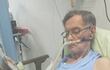 El fallecido comisario retirado Alfredo Cáceres González, en una cama de hospital, durante su internación por problemas de salud.