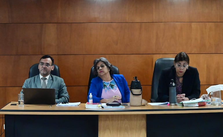 Los integrantes del Tribunal de Sentencia del caso Zapag, Fabián Weisensee, Laura Ocampo (presidenta) y Cándida Fleitas.