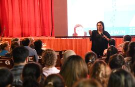 La especialista en Educación, Laura Lewin, brindó talleres dirigidos a docentes, el viernes en el Colegio Internacional.