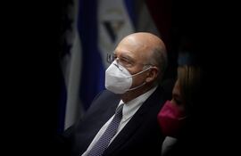 Fotografía de archivo fechada el 21 de julio de 2021 del expresidente de El Salvador Alfredo Cristiani mientras se presenta ante una comisión especial de la Asamblea Legislativa que investiga posibles casos de corrupción de expresidentes, en San Salvador (El Salvador). Una corte de instrucción de El Salvador ordenó la detención provisional del expresidente Alfredo Cristiani (1989-1994) y un grupo de exdiputados de la Asamblea Legislativa por supuestamente encubrir a los autores de la masacre de 1.000 campesinos en El Mozote en 1981, durante la guerra civil (1980-1992), según dieron a conocer medios locales este sábado. EFE/ Rodrigo Sura ARCHIVO