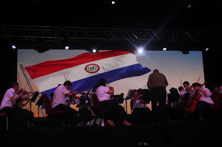 La Orquesta Nacional de Música Popular durante su presentación en el festival.