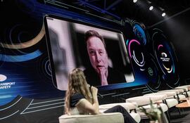 El director ejecutivo de Tesla y SpaceX, Elon Musk, aparece en una pantalla gigante durante una sesión de preguntas y respuestas a distancia en la Cumbre de Movilidad Inteligente 2026, en Tel Aviv, el 18 de mayo de 2026.