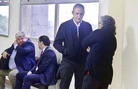 Óscar Boidanich (de pie), ex titular de Seprelad, charla con la coprocesada Raquel Cuevas, en Tribunales.