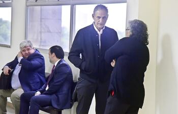 Óscar Boidanich (de pie), ex titular de Seprelad, habla con la coacusada Raquel Cuevas, ex funcionaria de la institución; en Tribunales.