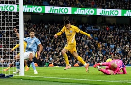 La acción desperdiciada por el paraguayo Diego Gómez, quien en la boca del arco se perdió la ocasión que pudo adelantar (2-1) al Brighton en al marcador.
