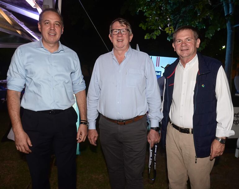 Dimas Ayala, Andreas Neufeld y Gerhard Klassen.