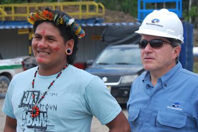 Panenky Ohe Huabe (i), presidente de la comunidad de Kawimeno, perteneciente al pueblo waorani, y Ramón Correa, gerente general de Petroecuador, participan en un encuentro de respaldo a la petrolera estatal Petroecuador y rechazo a la consulta popular promovida por el colectivo ambientalista Yasunidos, el 21 de junio de 2023 en Ishpingo (Ecuador). El plebiscito nacional que se celebrará en Ecuador para prohibir la extracción de petróleo del Bloque 43-ITT (Ishpingo, Tambococha y Tiputini), ubicado en el Parque Nacional Yasuní, cuenta con la oposición de al menos dos de las siete comunidades indígenas del área de influencia de la explotación, en la Amazonía ecuatoriana. (EFE)