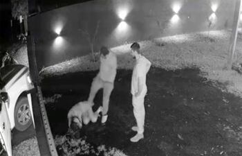 El que sería Jarbas Vaccari patea en el trasero a Gracieli Conrad López, frente al concubino de esta, Gabriel Pablo Devitte, en Abaí.