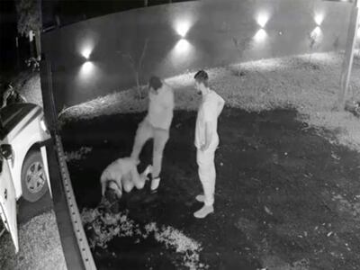 El que sería Jarbas Vaccari patea en el trasero a Gracieli Conrad López, frente al concubino de esta, Gabriel Pablo Devitte, en Abaí.