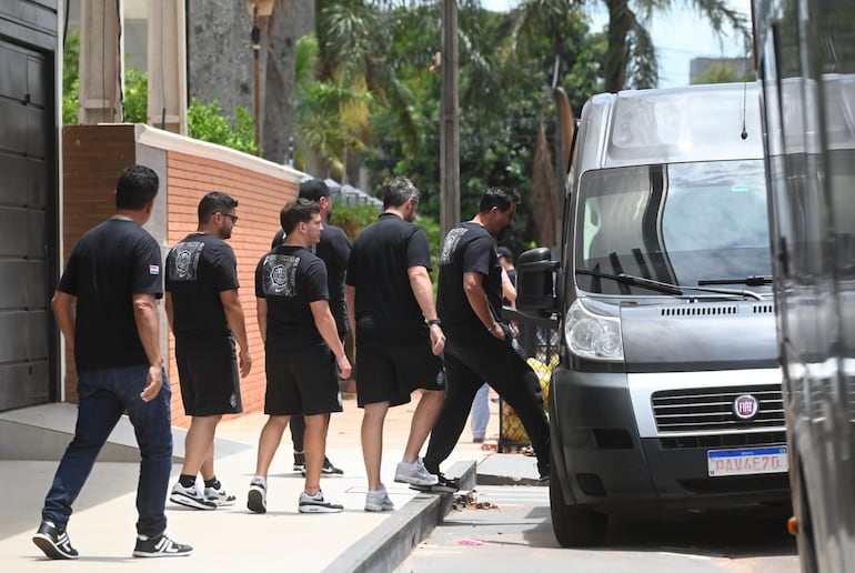 Integrantes del cuerpo técnico de Pablo Sánchez y parte de la comisión directiva de Olimpia dejan el hotel de concentración del plantel en Pedro Juan Caballero en la previa del partido ante 2 de Mayo por la segunda fecha del torneo Apertura 2026 de la Primera División de Paraguay.