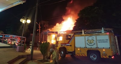 Los bomberos voluntarios tardaron varios minutos en controlar el fuego, que se propagó rápidamente.