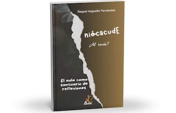 Portada del libro 'Niócacude ¿Al revés?' con texto en blanco sobre fondo oscuro, reflejando un enfoque educativo.