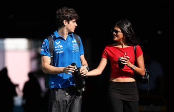 ¡De la manito! Franco Colapinto y Maia Reficco llegando al paddock antes del sprint previo al Gran Premio de Fórmula 1 de Miami en el Autódromo Internacional de Miami. (Chris Graythen/Getty Images/AFP)