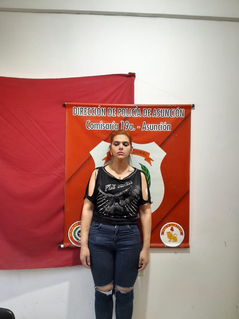 La Fiscalía ordenó la detención de la mujer por "ostentación de funcionario público falsa".