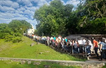Esta imagen se repite cada domingo de ramos: cientos de fieles suben el cerro para participar de la bendición de palmas en Fuerte Olimpo.