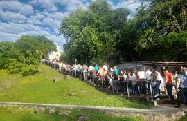 Esta imagen se repite cada domingo de ramos: cientos de fieles suben el cerro para participar de la bendición de palmas en Fuerte Olimpo.