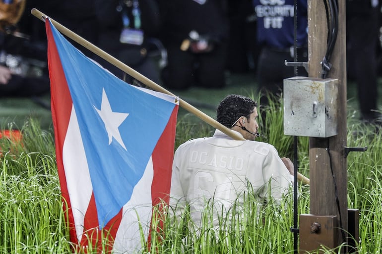 Fotografía del cantante Bad Bunny sosteniendo una bandera de Puerto Rico durante su presentación en el medio tiempo.