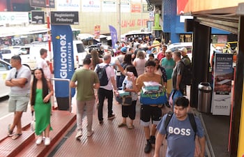 Turistas recorren la zona comercial de Ciudad del Este en una jornada de intensa actividad.