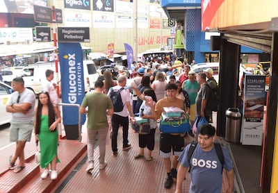 Turistas recorren la zona comercial de Ciudad del Este en una jornada de intensa actividad.