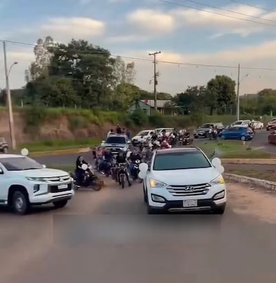 El féretro que transportaba los restos del presunto narcotraficante abatido, Sergio Daniel González Aguilera, estaba conformado por familiares, amigos y excompañeros de colegio.