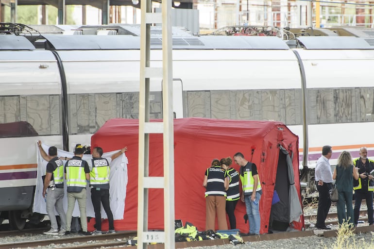 El cadáver encontrado este lunes entre dos vagones en las inmediaciones de la estación de Santa Justa de Sevilla, que todo apunta a que corresponde al joven Álvaro Prieto, desaparecido el jueves, ha sido levantado sobre las 15.30 horas por orden de la comisión judicial enviada por el Juzgado que lleva el caso.