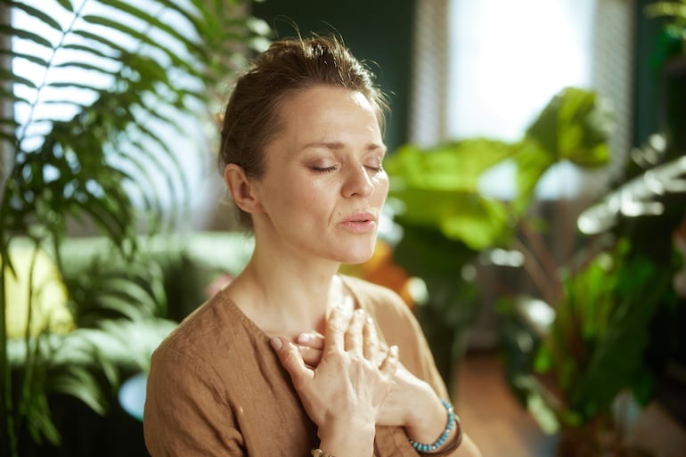 Mujer hace ejercicios de respiración.
