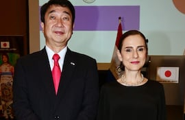 Katsumi Itagaki, embajador de Japón en Paraguay junto con su esposa, la señora Saraguevara Itagaki.