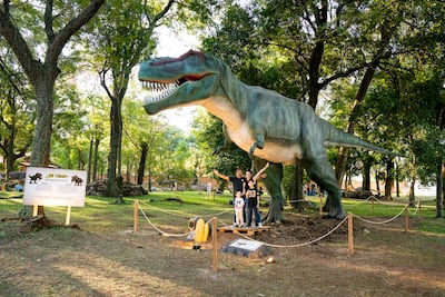 Niños y adultos pueden disfrutar Dino Aventuras en las vacaciones de invierno.