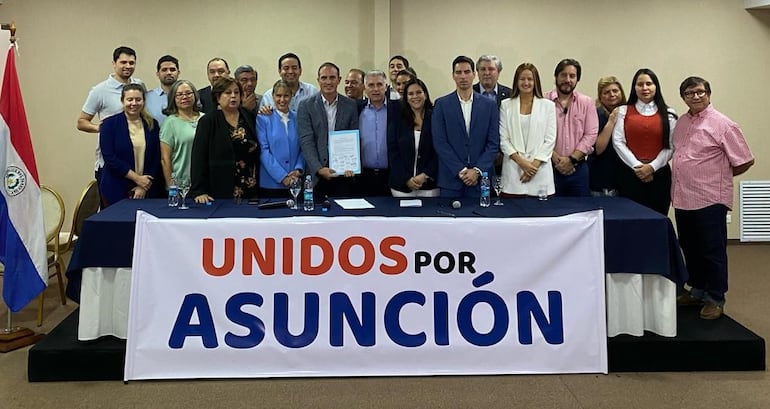 Con cuatro intendentables y tres listas a concejales, opositores sellan alianza en Asunción