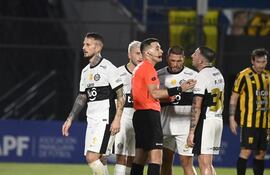 El argentino Darío Benedetto, futbolista de Olimpia, es expulsado por el árbitro José Méndez en un partido frente a Guaraní por la duodécima fecha del torneo Apertura 2025 del fútbol paraguayo en el estadio Defensores del Chaco, en asunción, Paraguay.