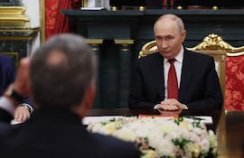 El presidente ruso Vladimir Putin (D) durante la reunión con el yerno de Trump, Jared Kushner, y el enviado presidencial de EE. UU., Steve Witkoff (I), en el Kremlin de Moscú.