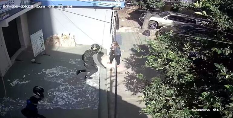 Imagen de uno de los sospechosos huyendo del lugar.