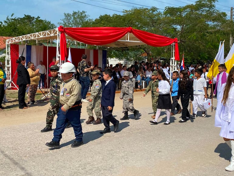 Los niños tambien desfilan en el aniversario de Puerto Casado