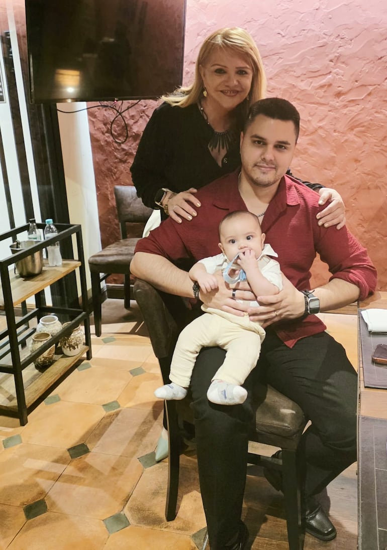 Adela Mercado con su hijo Cristian Férnadez Mercado y su nieto Piero Lionel. (Gentileza)