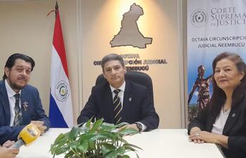 Juan Manuel Stete Ghiringhelli (centro, traje negro), Leoncio Waldemar Ortiz Cabrera (extremo, traje azul) y Adelaida Patrocinia Servián Vega (extremo, saco negro), camaristas del Tribunal de Apelación que favoreció al policía Richar Cáceres Ojeda, ahora abatido en Alberdi.