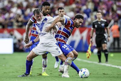 Eros Mancuso (d) de Fortaleza disputa el balón con Matías Pellegrini (i) de Vélez este martes, durante un partido de los octavos de final de la Copa Libertadores entre Fortaleza y Vélez en el Arena Castelão, en Fortaleza (Brasil).