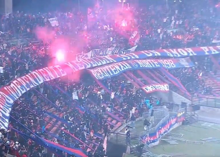 Las bengalas en el Atanasio Girardot.