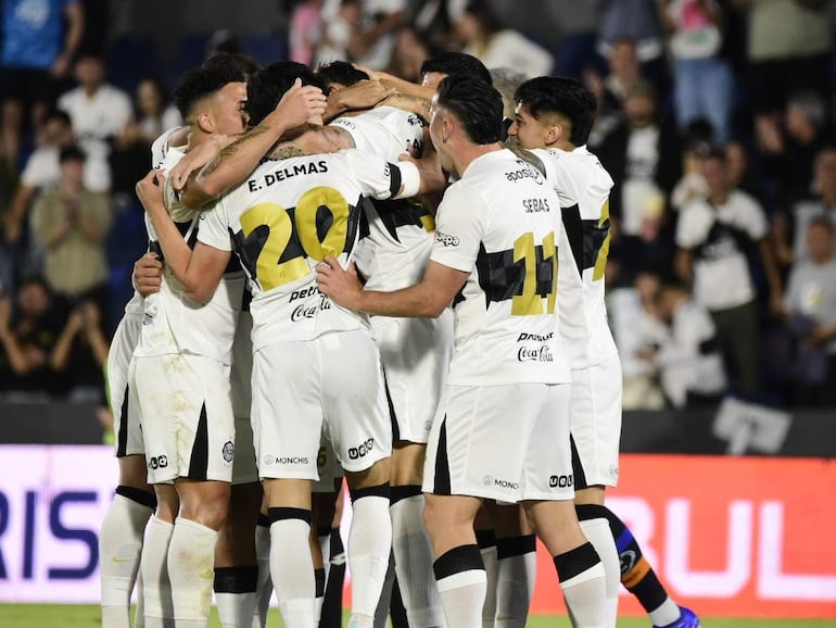Los jugadores de Olimpia celebran un gol en el partido frente a 2 de Mayo por la fecha 15 del torneo Clausura 2026 de la Primera División de Paraguay en el estadio Defensores del Chaco, en Asunción, Paraguay.