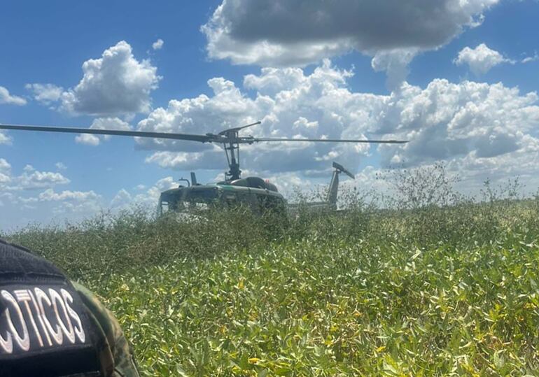 Policías de Antinarcóticos y militares del CODI en el lugar donde se produjo el aterrizaje de la narcoavioneta.