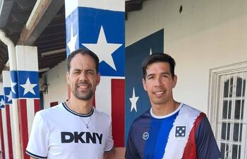 Víctor "Topo" Cáceres (derecha) y Pablo Velázquez, figuras del fútbol al servicio de Presidente Hayes.