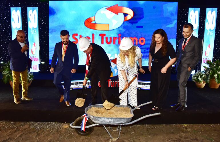 Palada inicial del nuevo taller en la ciudad de Villa Elisa, cuya construcción está prevista para finales de este año.