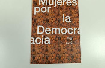 'Mujeres por la Democracia' en letras grandes blancas sobre un fondo de rostros femeninos, resaltando su representación.