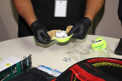 Agentes especiales encontraron paquetes cocaína ocultos en pelotas de tenis, dentro de una encomienda que tenía como destino final Australia.
