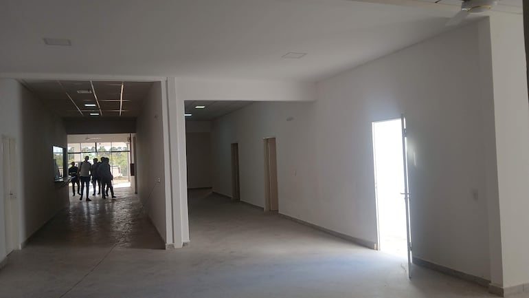 Funcionarios del MSPBS, verifican el nuevo local del Hospital