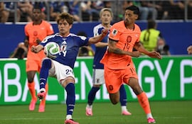 Kaishu Sano de Japón en acción contra Tijjani Reijnders de Países Bajos durante el partido de la fase de grupos de la Copa Mundial de la FIFA 2026 entre Países Bajos y Japón, en Dallas, Texas.