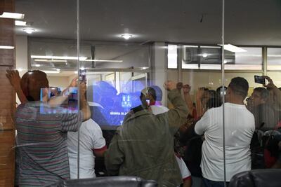 Mientras el concejal daba unas declaraciones a los medios de prensa, el sindicalista le dijo que hablara del aumento salarial que consiguió.